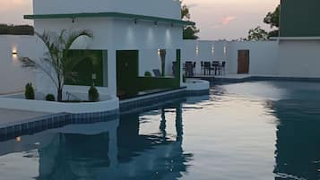 Een buitenzwembad, open van 09.00 uur tot 20.00 uur, en ligstoelen