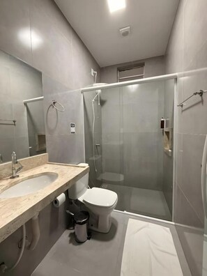 Triple Room | Bathroom | Shower, towels, toilet paper - Len çóis Prime Hotel (Barreirinhas)