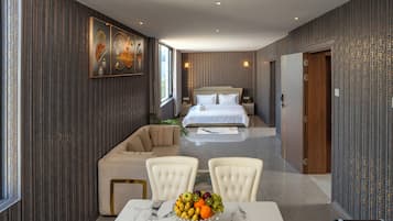 Family Suite, Sea View | Cadar kapas Mesir, peralatan tempat tidur premium, meja