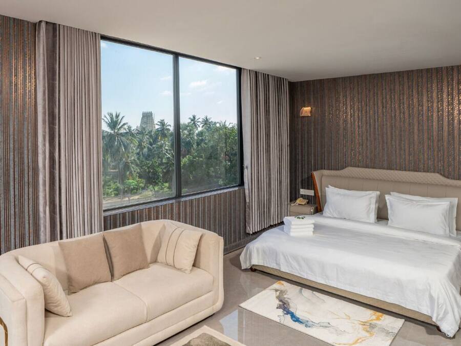 Family Suite | Egyptian cotton sheets, premium bedding, desk, laptop workspace