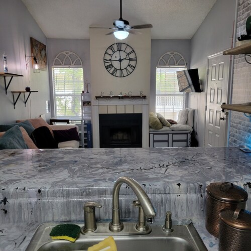 Charming Artist's nook - 1-bed condo with WiFi, AC. Close to beach and shopping