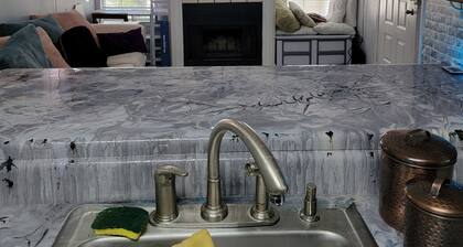 Charming Artist's nook - 1-bed condo with WiFi, AC. Close to beach and shopping