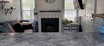 Charming Artist's nook - 1-bed condo with WiFi, AC. Close to beach and shopping