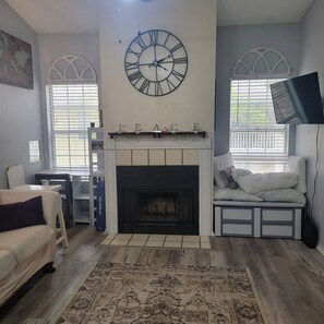 Smart TV, fireplace