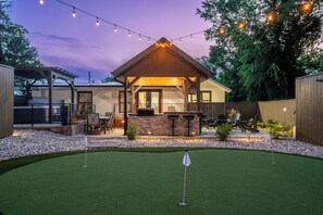 Property grounds - Walking Distance to Oaklawn! Hot Tub, Outdoor Kitchen & Putting Green! (Hot Springs)