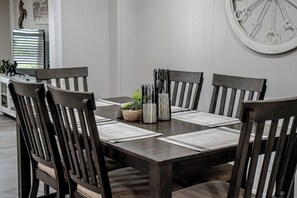 Dining - Walking Distance to Oaklawn! Hot Tub, Outdoor Kitchen & Putting Green! (Hot Springs)