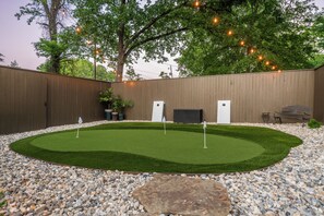 Property grounds - Walking Distance to Oaklawn! Hot Tub, Outdoor Kitchen & Putting Green! (Hot Springs)