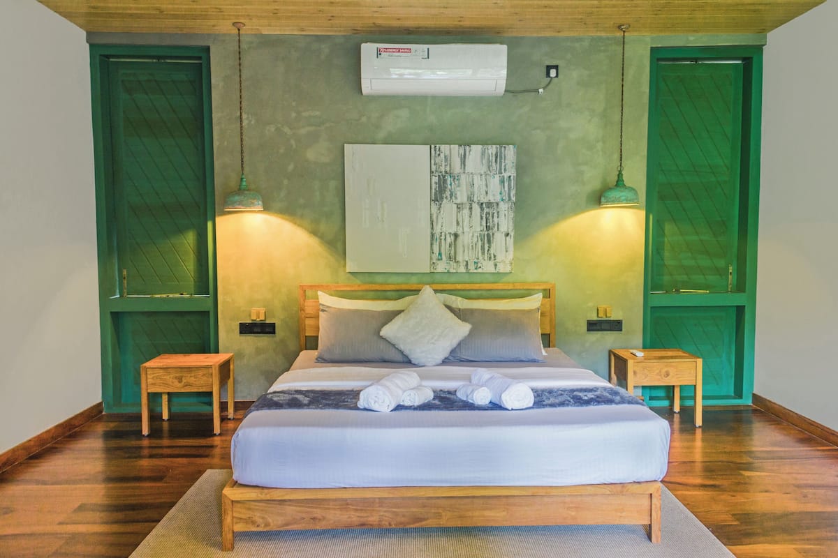 Habitación triple, balcón, vistas a la montaña | Sábanas de algodón egipcio y ropa de cama de alta calidad