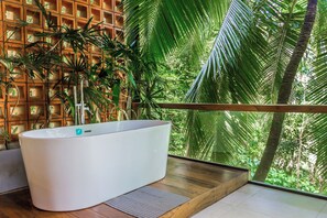 Habitación triple, balcón, vista a la montaña | Baño | Amenidades de baño gratuitas, secadora de cabello, bidet, jabón 