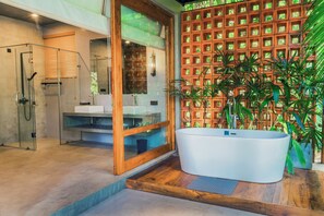 Chambre Triple, balcon, vue montagne | Salle de bain