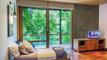 Habitación triple, balcón, vistas a la montaña | Sábanas de algodón egipcio y ropa de cama de alta calidad