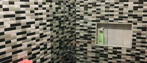 Secadora de cabello, toallas, jabón, papel de baño