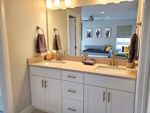 Secador de pelo, toallas