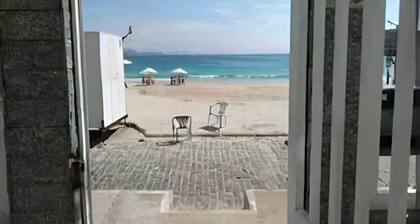 Apartment on the sand! Located in front of Prainha, Arraial do Cabo.