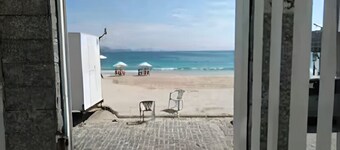 Apartment on the sand! Located in front of Prainha, Arraial do Cabo.