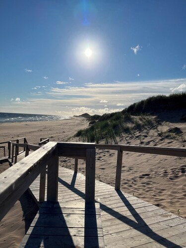 3 bdrm family cottage, short walk to beautiful beach.