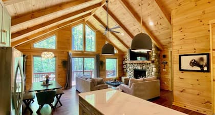Brand New Upscale Waterfront Log Cabin With Hot Tub! 200 Ft of Creek Frontage!