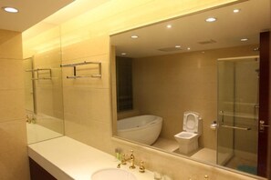 A modern bathroom with a large mirror, a bathtub, and a shower. - Qilu Wangfu Hotel (Laiyang)