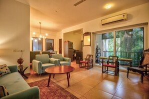 Living area - 2-bedroom apartment in superb Arpora with AC, WiFi, fitness room & Swimming Pool (Arpora)