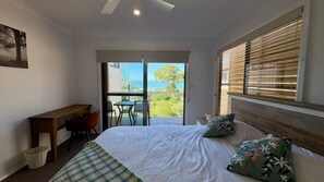 3 عدّة غرف نوم وخدمة الإنترنت وملاءات أسرّة