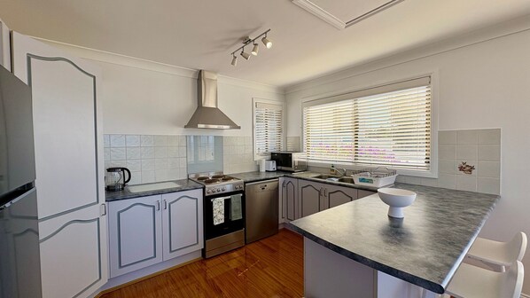 ثلاجة، ميكروويف، فرن، موقد طهي مسطح