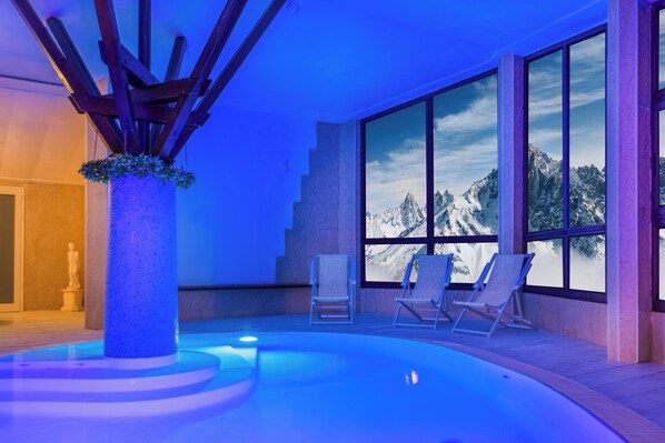 Piscine couverte, chaises longues