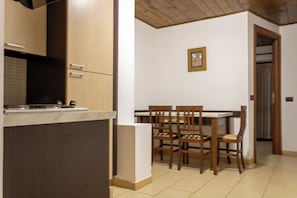 Standard Apartment, 2 Bedrooms | Private kitchen