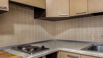 Apartemen Standar | Dapur pribadi | Lemari es dan peralatan masak/sendok-piring