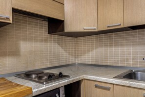 Appartement Standard | Cuisine privée | Réfrigérateur, batterie de cuisine, vaisselle et ustensiles