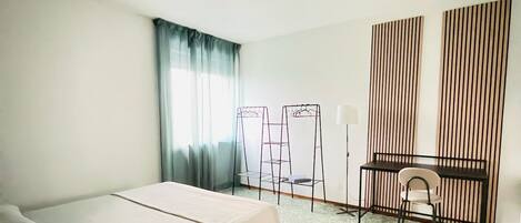 1 dormitorio, tabla de planchar con plancha, wifi y ropa de cama