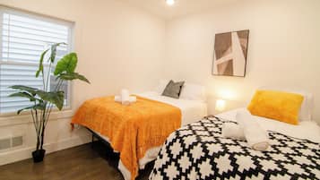 2 slaapkamers, een bureau, een strijkplank/strijkijzer, gratis wifi