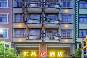 Un hotel de varios pisos con balcones y un letrero que indica que es un hotel.