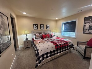 5 habitaciones, escritorio y tabla de planchar con plancha