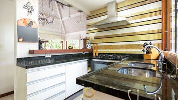 Deluxe House, 5 Bedrooms, Private Pool | Private kitchen | Fridge, microwave, oven, stovetop