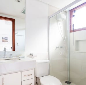 Rumah Deluks, 5 kamar tidur, kolam renang pribadi | Kamar mandi | Shower, pengering rambut, handuk, dan tisu toilet