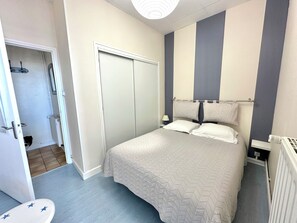 2 soverom, strykejern/-brett, reiseseng for barn og wi-fi