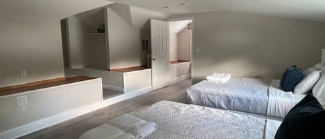 4 habitaciones, tabla de planchar con plancha, wifi y ropa de cama
