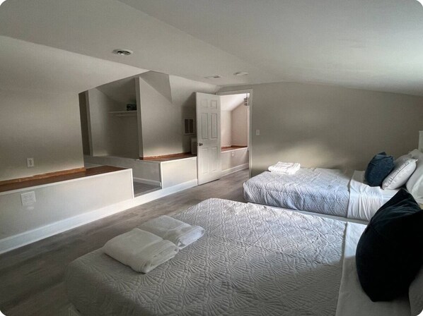 4 habitaciones, tabla de planchar con plancha, wifi y ropa de cama 