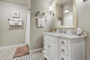 Douche, séchoir à cheveux, serviettes fournies, savon