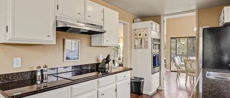 Kylskåp, mikrovågsugn, ugn och spishäll