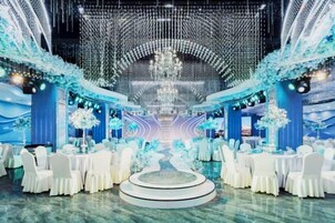 Un espacio para eventos formales con mesas y sillas redondas, un elemento decorativo central y un fondo con vistas panorámicas.
