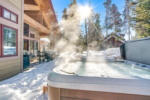 Outdoor spa tub - Huge Luxury Mountain Home w/ Indoor Sport Court & private Hot Tub (Breckenridge)