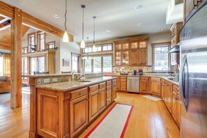 Køleskab, mikrobølgeovn, ovn, kogeplade