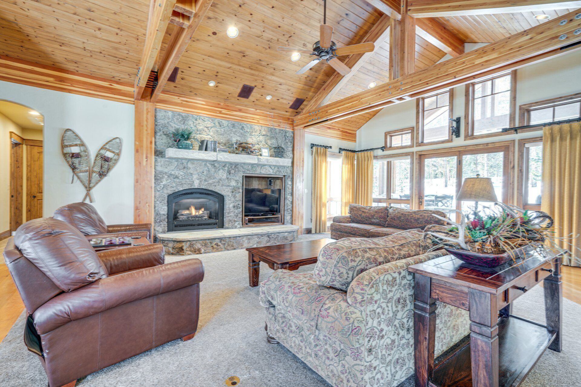 Smart TV, fireplace, ping pong, books