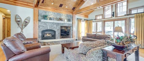 Smart TV, fireplace, ping pong, books