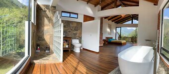 Luxurious Panoramic Suite at The Cloud Forest Retreat w/ views & modern comforts