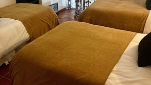 Ein Hotelzimmer mit zwei Betten, jeweils mit brauner Bettdecke und weißen Kissen.