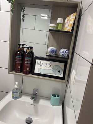 Dusche, Handtücher, Seife, Shampoo
