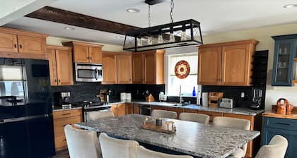 Biker's Paradise!! 4 bedroom home in Champlain Islands near bike path and lake