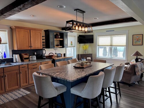 Biker's Paradise!! 4 bedroom home in Champlain Islands near bike path and lake